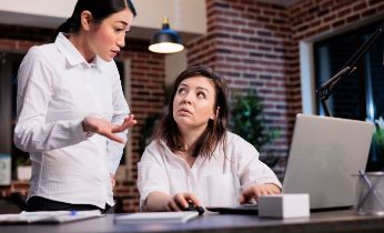 Equipo de trabajo conversando en la oficina