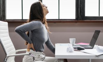Cuida tu espalda: hábitos posturales correctos y ejercicios clave