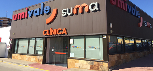 Fachada de la clínica Umivale Activa en Alcorcón