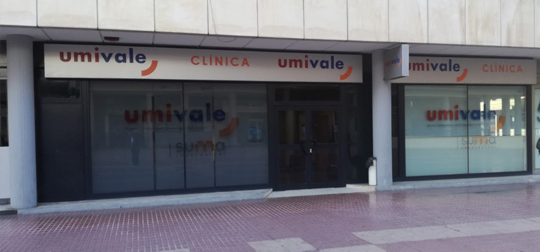 Fachada de la clínica de Umivale Activa en Benidorm