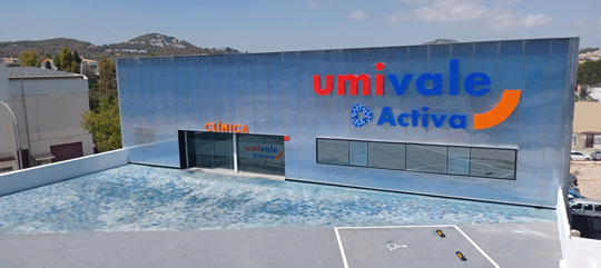 Fachada y acceso principal de la clínica Umivale Activa en Calp