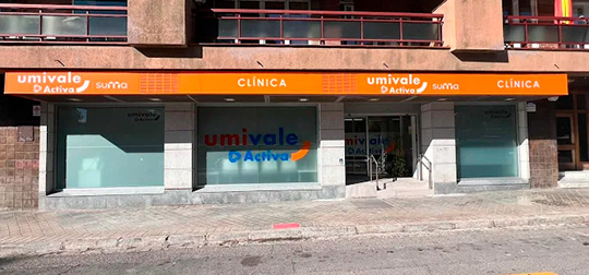 Fachada de la clínica de Umivale Activa en Granada